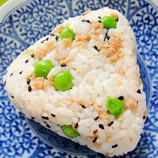 鶏そぼろとグリンピースのおにぎり